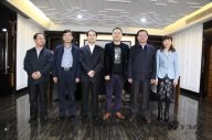 信陽市統戰部部長方波、副市長張明春、招商局局長王亞玲一行來我司參觀指導